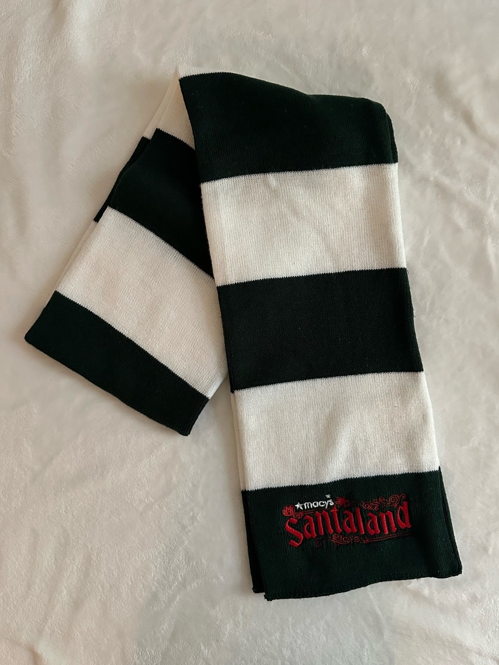 NWOT Rare Macys Santaland Scarf